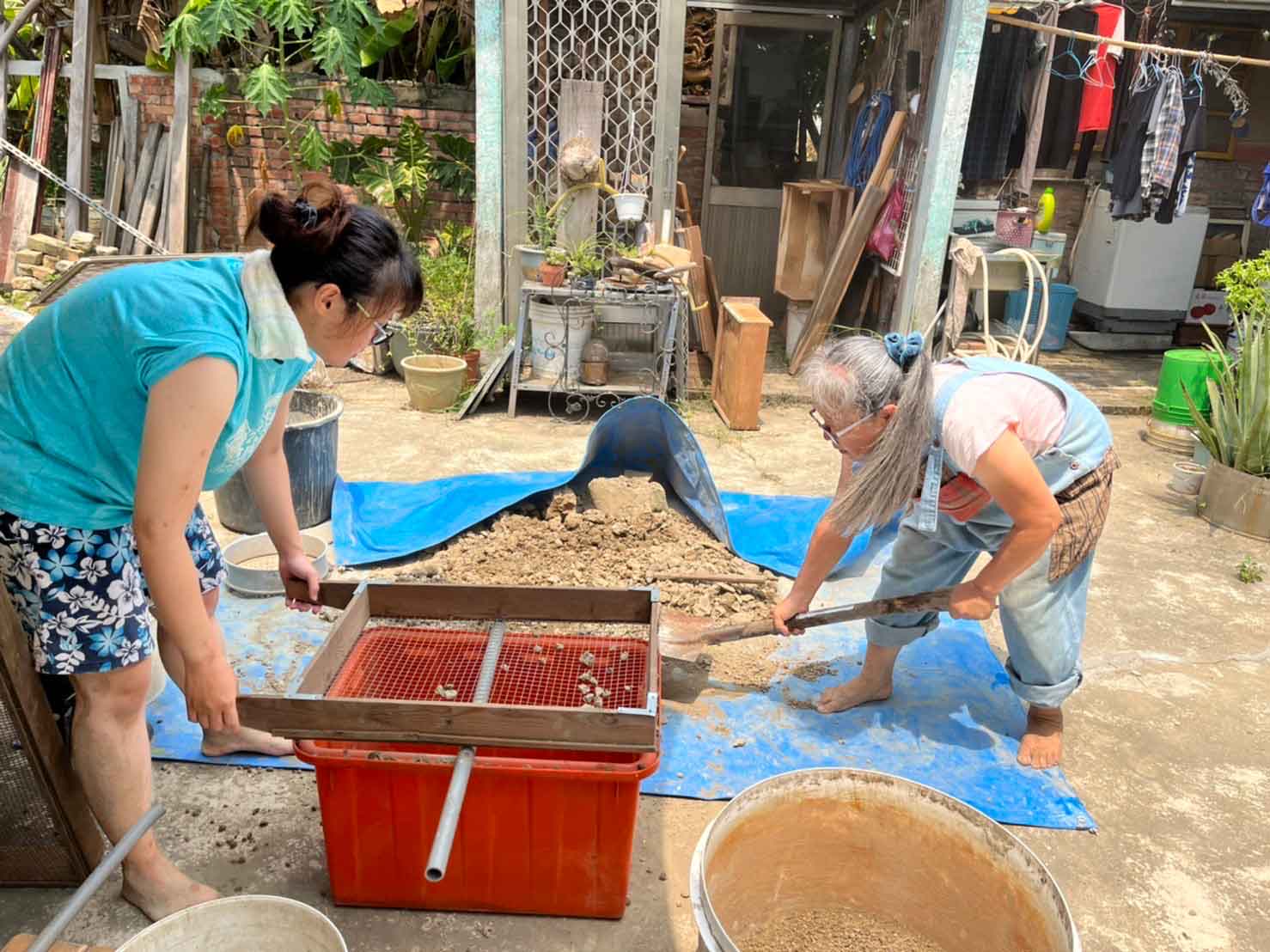 小幫手篩土工作，吳慧靖拍攝